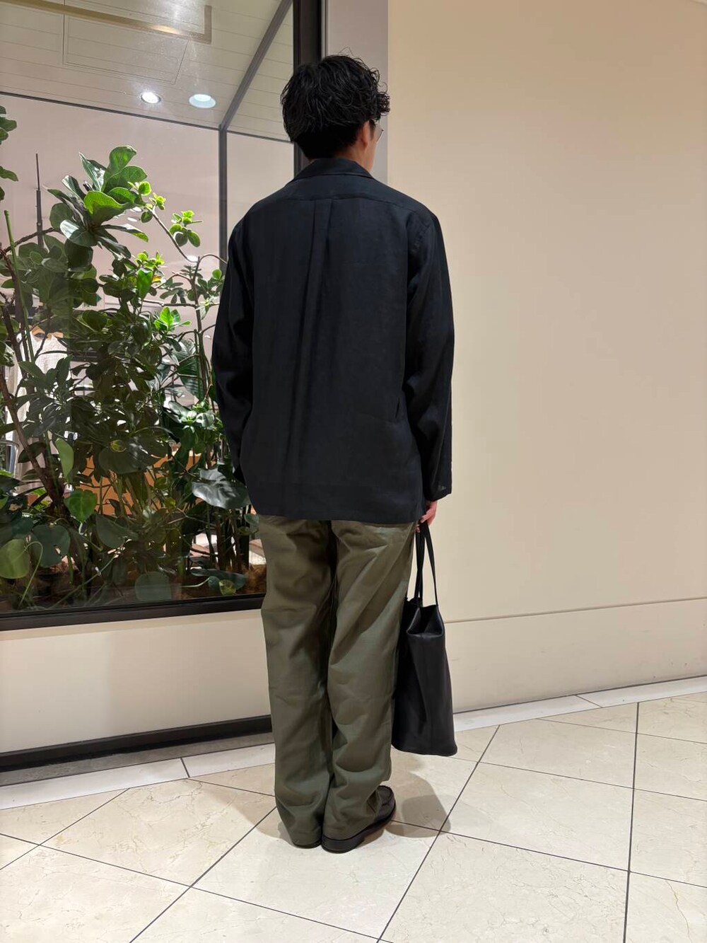 ホワイト系のTシャツ/カットソー、シルバー系のメガネを着用したメンズの春コーディネートの4枚目の写真