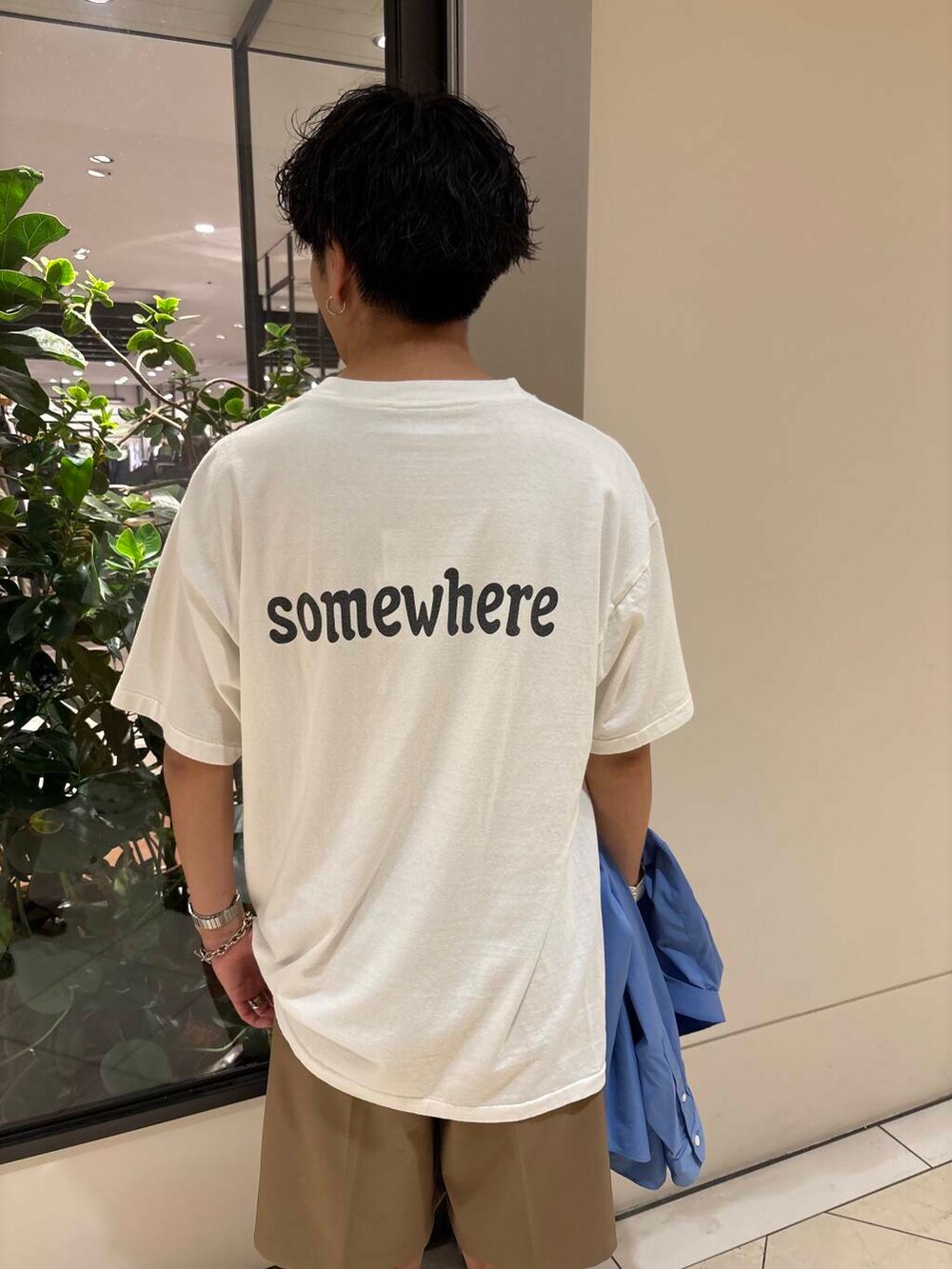 「大人カジュアル、Wrangler、夏コーデ、semoh、トーマスメイソン、ストリートミックス、アートtシャツ、ショーツスタイル、ローファーコーデ、抜け感コーデ、サマーショーツ、上品カジュアル」｜「THOMAS MASONのトーマスメイソンオーバーシャツ（シャツ/ブラウス、ブルー系）」を使った、おいちゃんさん（メンズ・174cm）の春コーディネートの5枚目の写真