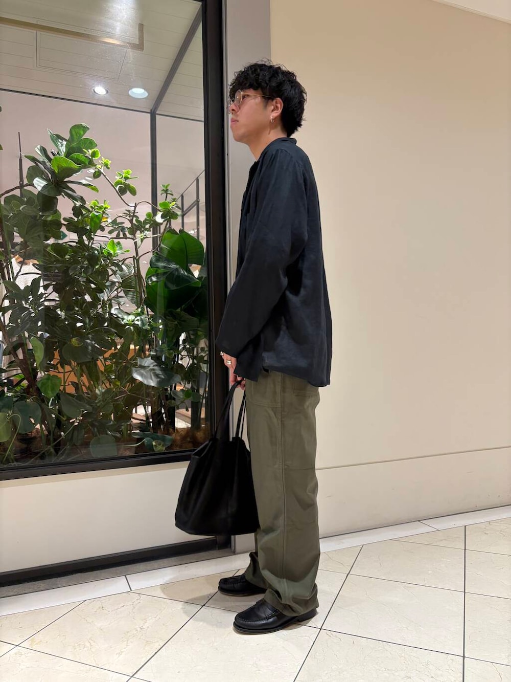 ホワイト系のTシャツ/カットソー、シルバー系のメガネを着用したメンズの春コーディネートの3枚目の写真