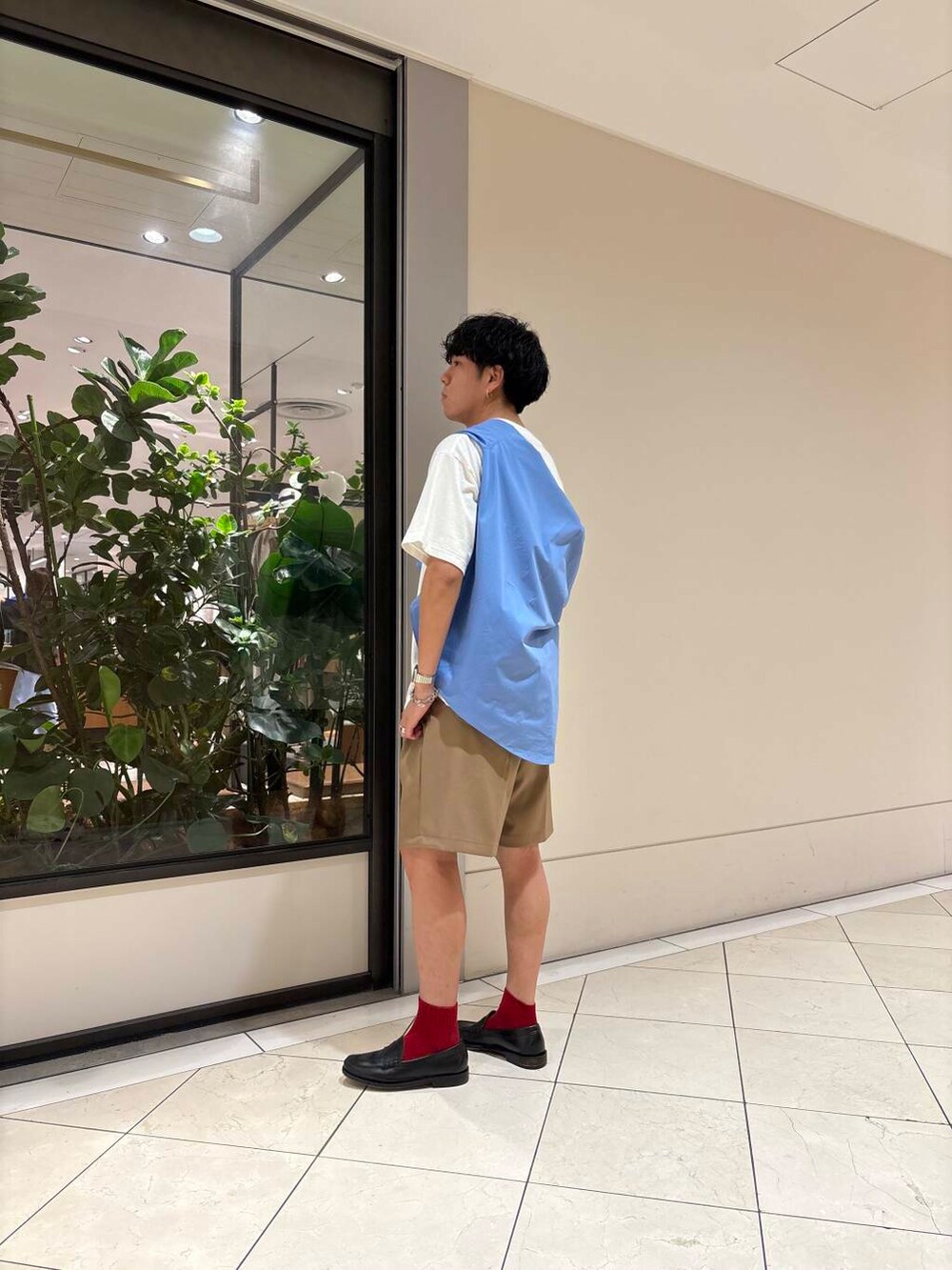 「大人カジュアル、Wrangler、夏コーデ、semoh、トーマスメイソン、ストリートミックス、アートtシャツ、ショーツスタイル、ローファーコーデ、抜け感コーデ、サマーショーツ、上品カジュアル」｜「THOMAS MASONのトーマスメイソンオーバーシャツ（シャツ/ブラウス、ブルー系）」を使った、おいちゃんさん（メンズ・174cm）の春コーディネートの3枚目の写真