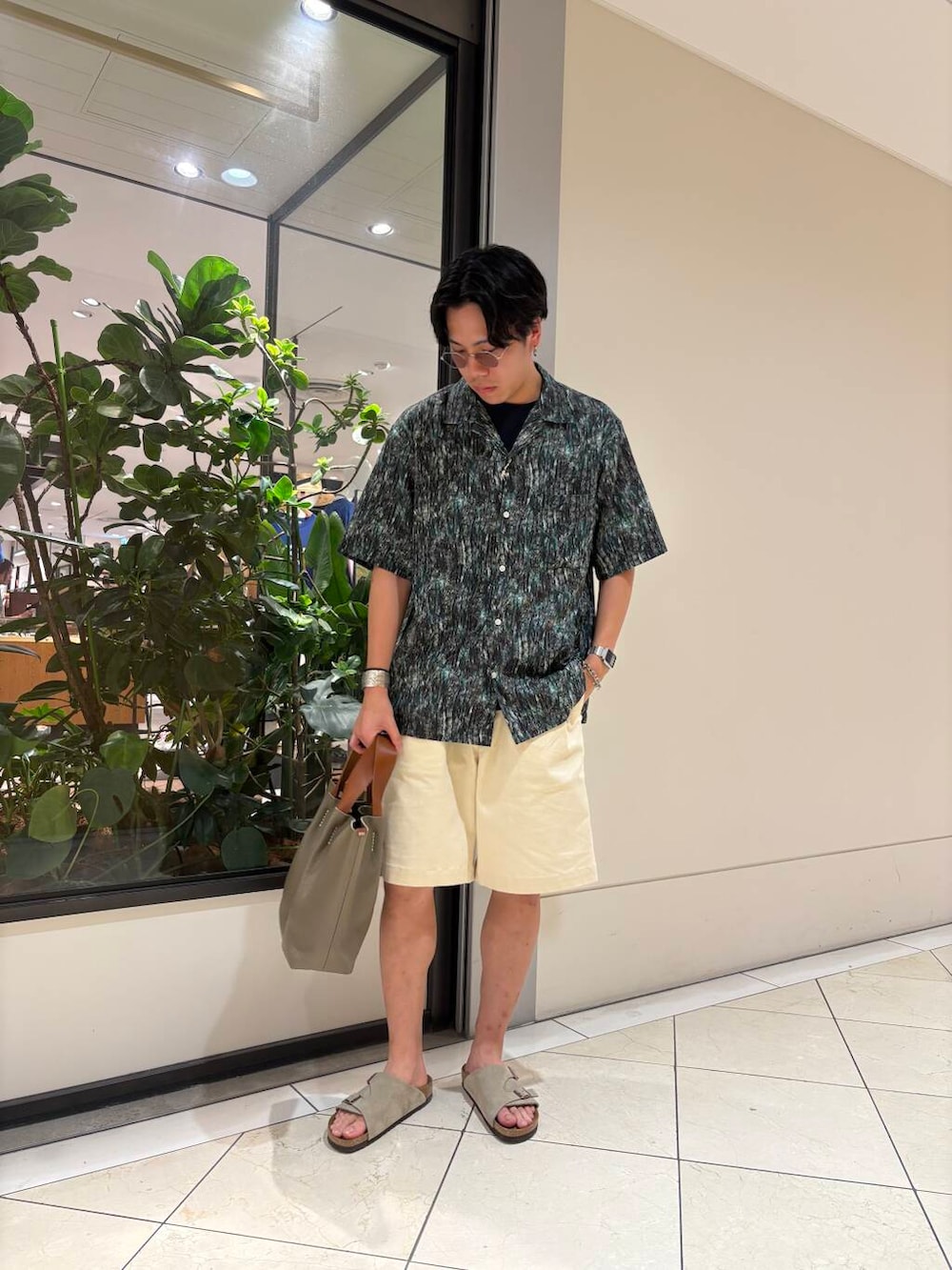 「大人カジュアル、カジュアルコーデ、柄シャツ、夏コーデ、休日コーデ、BIRKENSTOCK、サンダルコーデ、金子眼鏡、プリントシャツ、henderscheme、リゾートコーデ、抜け感コーデ、widedad」｜「KANEKO OPTICALの『別注』KANEKO OPTICAL×URBAN RESEARCH　URA-9（メガネ、シルバー系）」を使った、おいちゃんさん（メンズ・174cm）の夏コーディネートの2枚目の写真