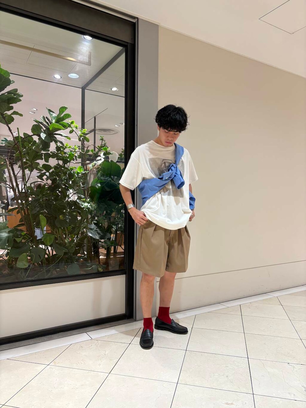 「大人カジュアル、Wrangler、夏コーデ、semoh、トーマスメイソン、ストリートミックス、アートtシャツ、ショーツスタイル、ローファーコーデ、抜け感コーデ、サマーショーツ、上品カジュアル」｜「THOMAS MASONのトーマスメイソンオーバーシャツ（シャツ/ブラウス、ブルー系）」を使った、おいちゃんさん（メンズ・174cm）の春コーディネートの2枚目の写真