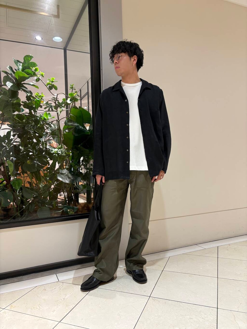 ホワイト系のTシャツ/カットソー、シルバー系のメガネを着用したメンズの春コーディネートの2枚目の写真