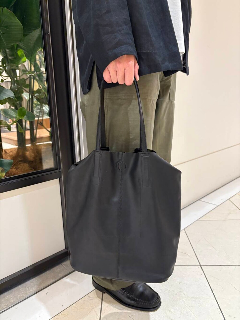 ホワイト系のTシャツ/カットソー、シルバー系のメガネを着用したメンズの春コーディネートの6枚目の写真