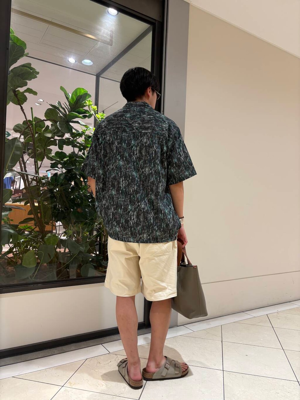 「大人カジュアル、カジュアルコーデ、柄シャツ、夏コーデ、休日コーデ、BIRKENSTOCK、サンダルコーデ、金子眼鏡、プリントシャツ、henderscheme、リゾートコーデ、抜け感コーデ、widedad」｜「KANEKO OPTICALの『別注』KANEKO OPTICAL×URBAN RESEARCH　URA-9（メガネ、シルバー系）」を使った、おいちゃんさん（メンズ・174cm）の夏コーディネートの4枚目の写真