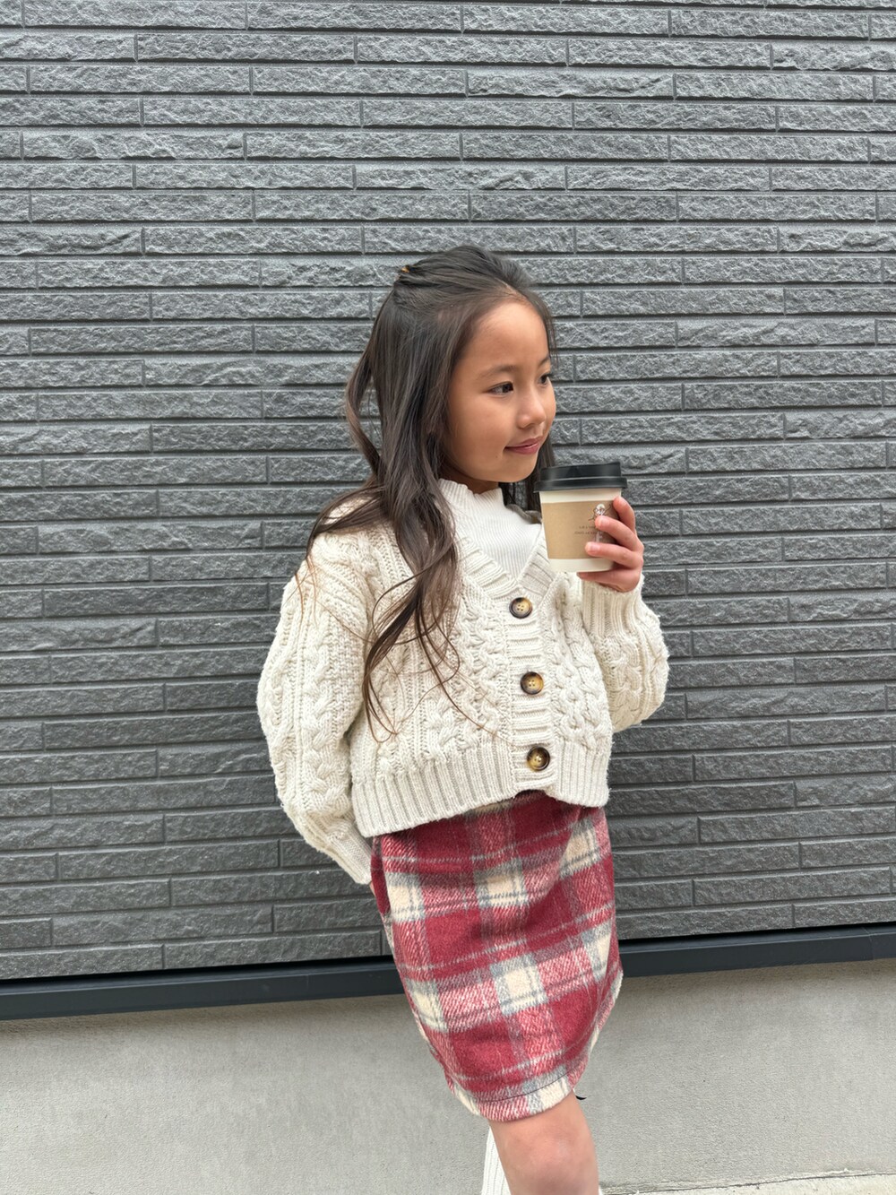 「プチプラ、キッズコーデ、チェックスカート、カフェコーデ、小学生コーデ、スタバ」｜「Samantha Thavasaのアイテム（トートバッグ、ピンク系）」を使った、manoさん（キッズ・110cm）の冬コーディネートの2枚目の写真
