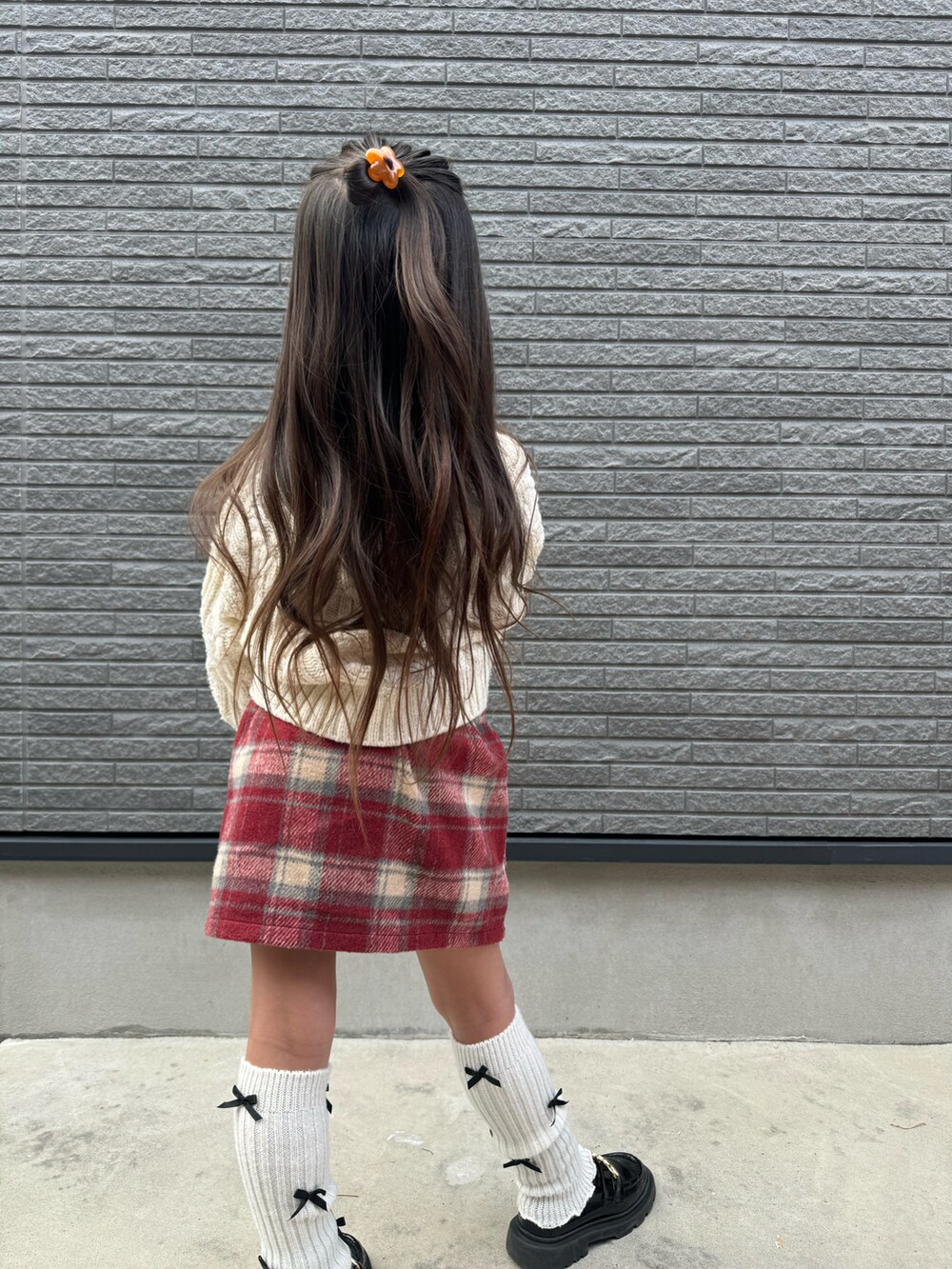 「プチプラ、キッズコーデ、チェックスカート、カフェコーデ、小学生コーデ、スタバ」｜「Samantha Thavasaのアイテム（トートバッグ、ピンク系）」を使った、manoさん（キッズ・110cm）の冬コーディネートの3枚目の写真