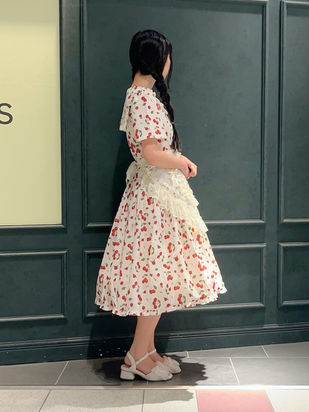「axes femme、さくらんぼ、さくらんぼ柄、チェリー、セーラー、セーラー襟、セーラーワンピース、夏、夏コーデ、低身長、お出かけコーデ、夏服、かごバッグ、バブーシュカ、エプロン」｜「axes femmeのチェリーローズ柄セーラーワンピース（ワンピース、ホワイト系）」を使った、ぁゅゅさん（レディース・154cm）の夏コーディネートの4枚目の写真