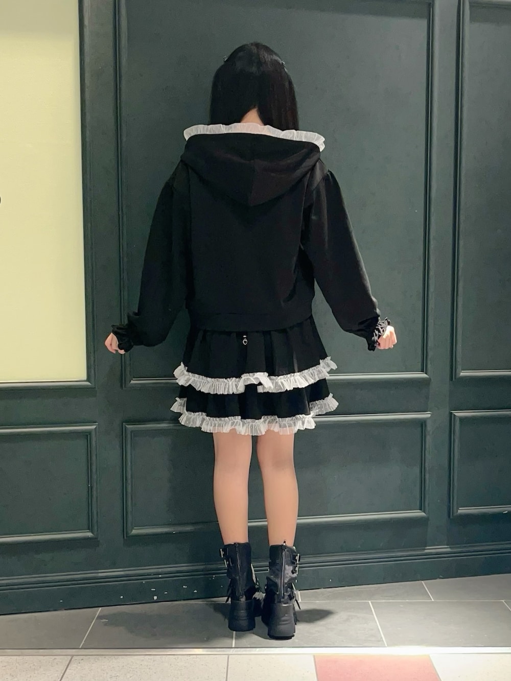 ホワイト系のキャミソール、ブラック系のカーディガン/ボレロ、ピンク系のその他パンツを着用したレディースの秋コーディネートの4枚目の写真