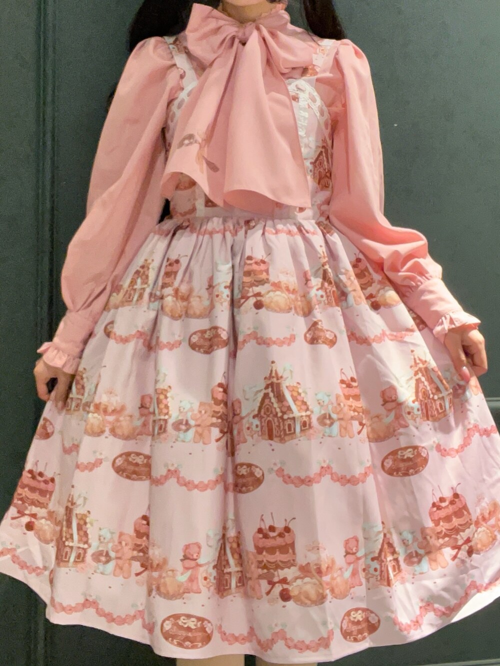 「axes femme、chalmiere、ロリータ、ジャンスカ、低身長、低身長コーデ、axes femme kawaii、ピンク、ピンクコーデ」｜「axes femme kawaiiのお菓子の家柄ジャンスカ（ジャンパースカート、ピンク系）」を使った、ぁゅゅさん（レディース・154cm）の春コーディネートの3枚目の写真