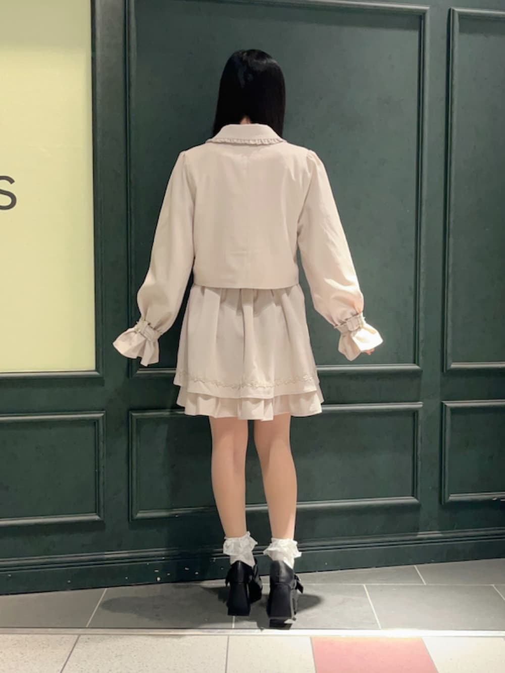 ホワイト系のテーラードジャケット、ホワイト系のシャツ/ブラウス、ホワイト系のスカートを着用したレディースの冬コーディネートの3枚目の写真