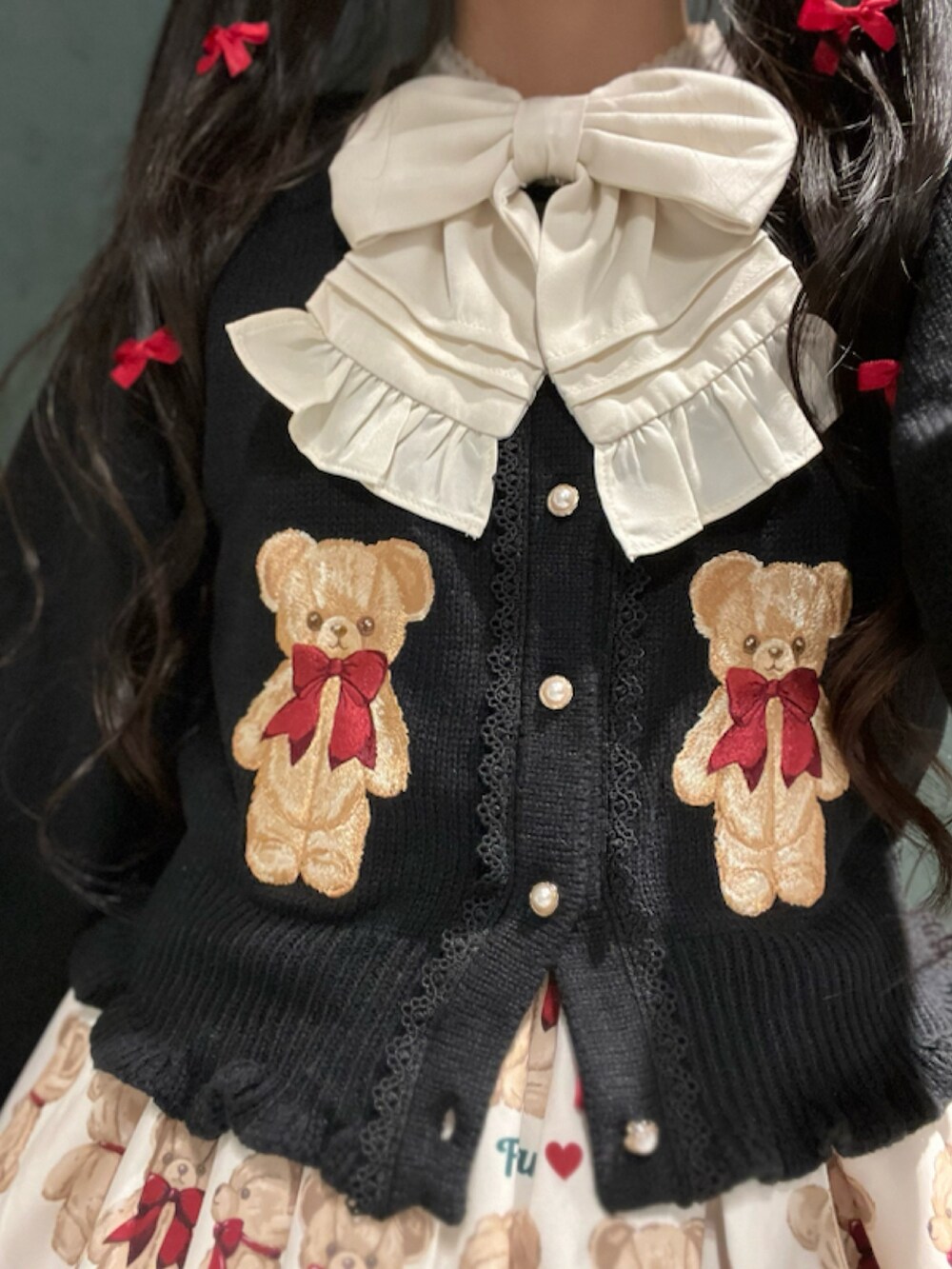 「axes femme、axes femme kawaii、くま柄、秋コーデ、ロリータ、クリスマスコーデ、クリスマスカラー」｜「axes femme kawaiiのフラッフィベアニットカーデ（カーディガン/ボレロ、ブラック系）」を使った、ぁゅゅさん（レディース・154cm）の秋コーディネートの4枚目の写真