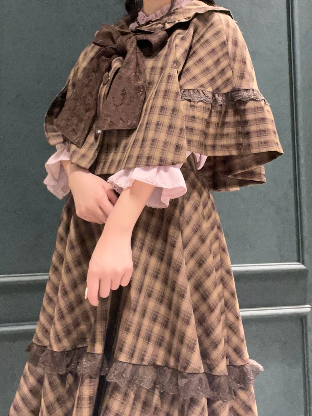 「axes femme POETIQUE、チェック、チェック柄、チェックスカート、秋、秋コーデ、秋のコーデ、秋服、秋服準備はじめました、探偵、ガーリー、おでかけ、レディースファッション、着回しコーデ、ケープ」|「axes femme POETIQUEのレース重ねリボンタイ付ケープ(ベスト、ブラウン系)」を使った、ぁゅゅさん(レディース・154cm)の夏コーディネートの6枚目の写真