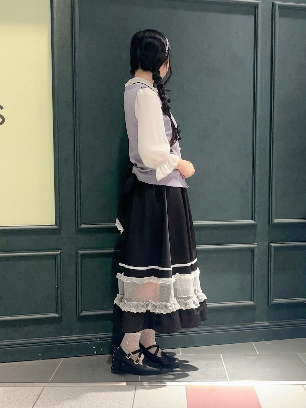 ホワイト系のシャツ/ブラウス、パープル系のカーディガン/ボレロ、ブラック系のスカートを着用したレディースの夏コーディネートの2枚目の写真