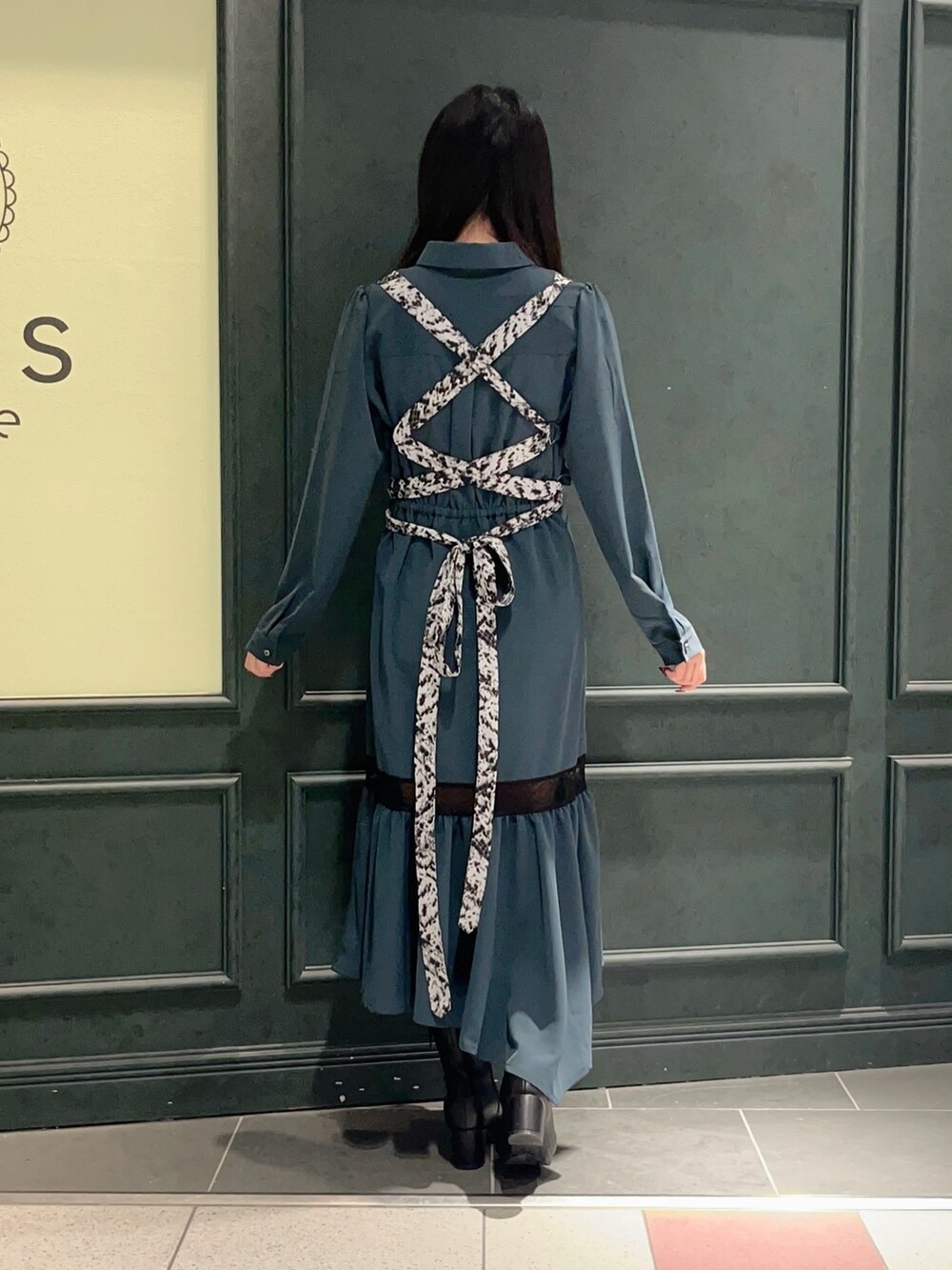 「axes femme、axes femme POETIQUE、ワンピース、ワンピーススタイル、大人かわいい、きれいめ、きれいめコーディネート、グリーン、細見え、ベルト」｜「axes femme POETIQUEのスネークベルトロングワンピース（ワンピース、ブルー系）」を使った、ぁゅゅさん（レディース・154cm）の冬コーディネートの3枚目の写真
