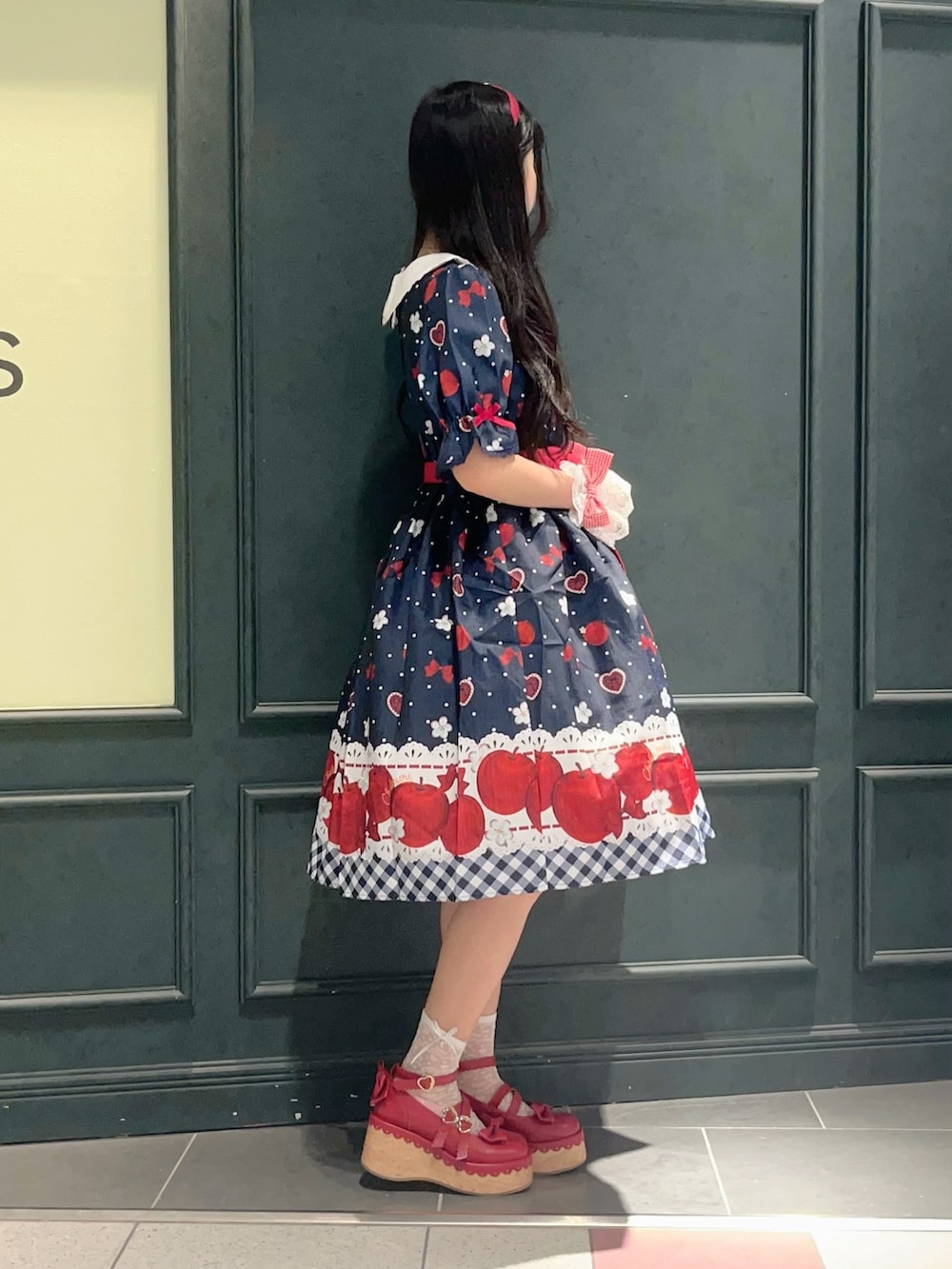 「Chalmiere、ロリータ、ロリータファッション、lolita、ネイビー、ワンピース、レディースファッション、fashion、林檎、フルーツ柄、お出かけコーデ、低身長、低身長コーデ」｜「Chalmiereのスウィーティアップルワンピ（ワンピース、ブルー系）」を使った、ぁゅゅさん（レディース・154cm）の夏コーディネートの2枚目の写真
