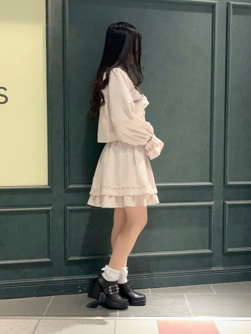 ホワイト系のテーラードジャケット、ホワイト系のシャツ/ブラウス、ホワイト系のスカートを着用したレディースの冬コーディネートの2枚目の写真