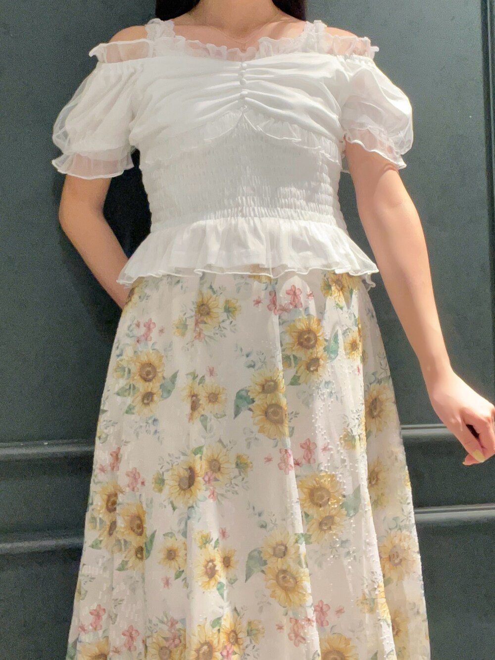 「axes femme、夏、夏コーデ、低身長、低身長コーデ、ひまわり柄、ひまわり、花柄、花柄スカート、スカートスタイル、スカート、チュールトップス、チュール、オフショル、サンダル」｜「axes femmeの合皮×雑材バイカラーバッグ（かごバッグ、ブラウン系）」を使った、ぁゅゅさん（レディース・154cm）の夏コーディネートの6枚目の写真