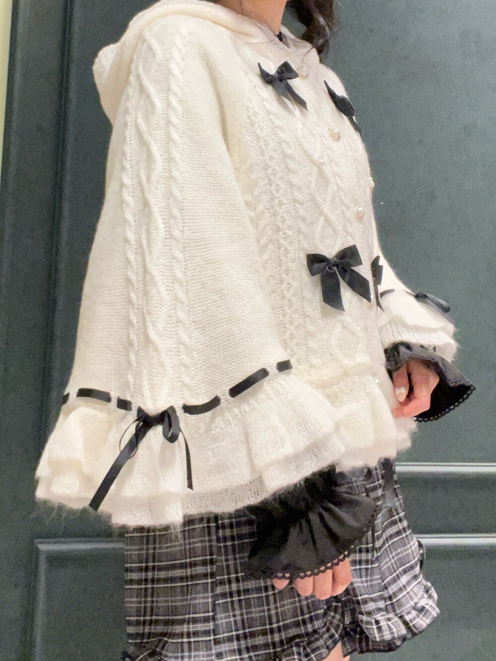 「axes femme、axes femme POETIQUE、ニット、リボン、秋冬コーデ、お出かけコーデ、低身長女子」｜「axes femme POETIQUEのリボン裏ボアニットケープ（ポンチョ、ホワイト系）」を使った、ぁゅゅさん（レディース・154cm）の秋コーディネートの4枚目の写真