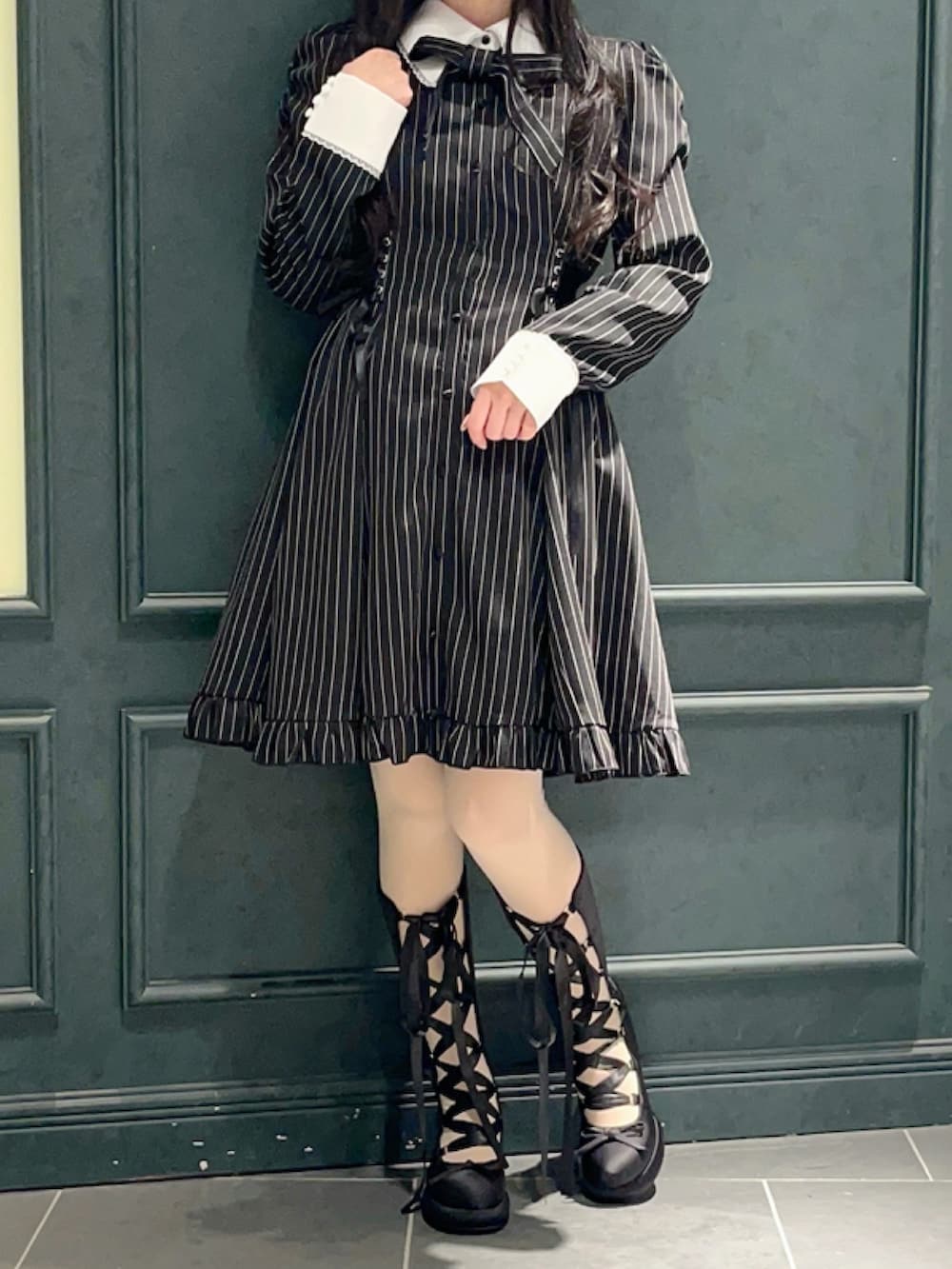 「axes femme POETIQUE、低身長、低身長コーデ、低身長女子、黒、黒コーデ、ブラック、バウンドコーデ、ストライプ、ストライプワンピース、レースアップシューズ、レースアップ」｜「axes femme POETIQUEのサイドレースアップワンピ（ワンピース、ブラック系）」を使った、ぁゅゅさん（レディース・154cm）の冬コーディネートの2枚目の写真