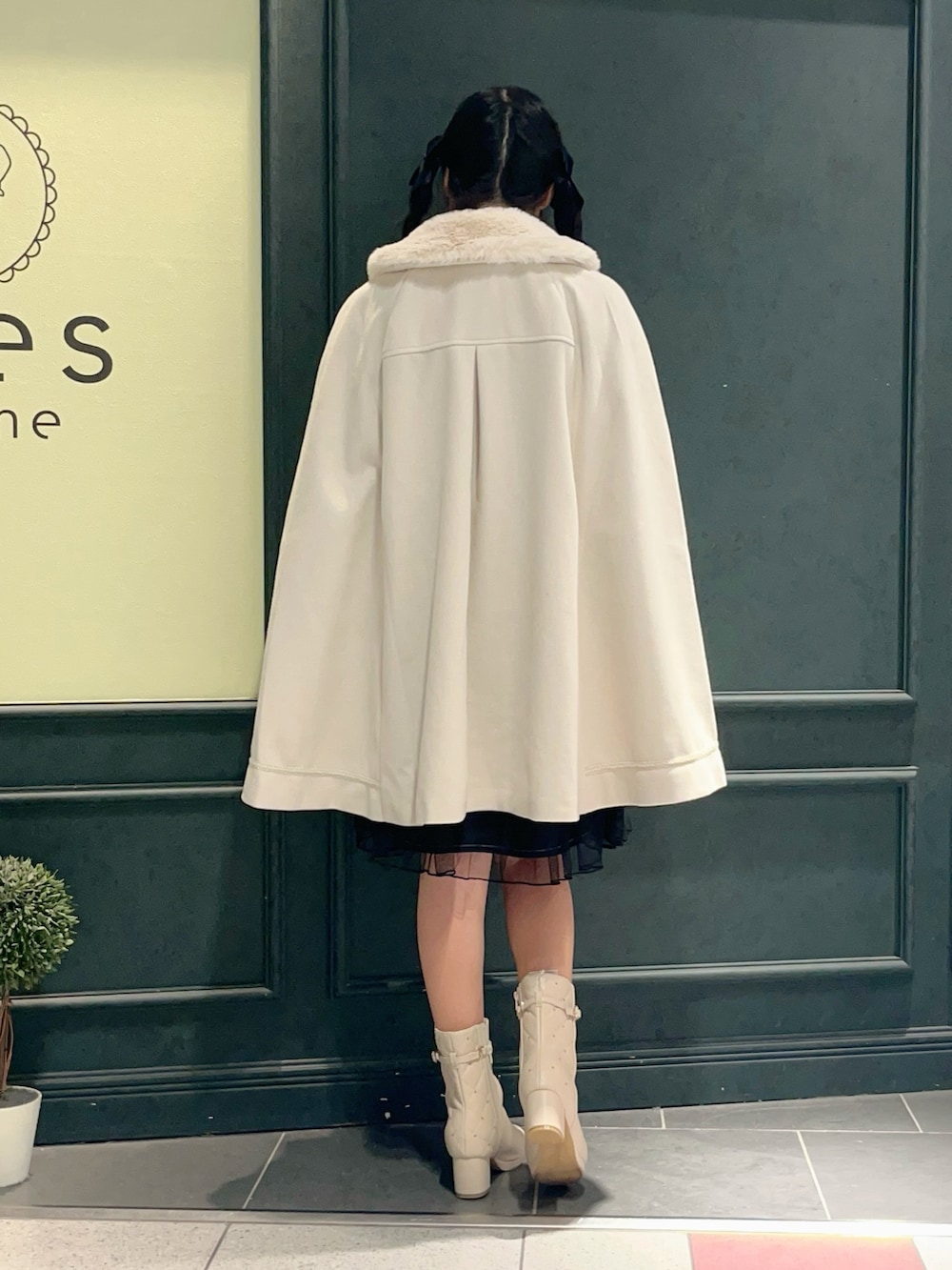 「axes femme、アウター、コート、ケープコート」｜「axes femmeのファー襟付ケープコート（ダッフルコート、ホワイト系）」を使った、ぁゅゅさん（レディース・154cm）の秋コーディネートの2枚目の写真