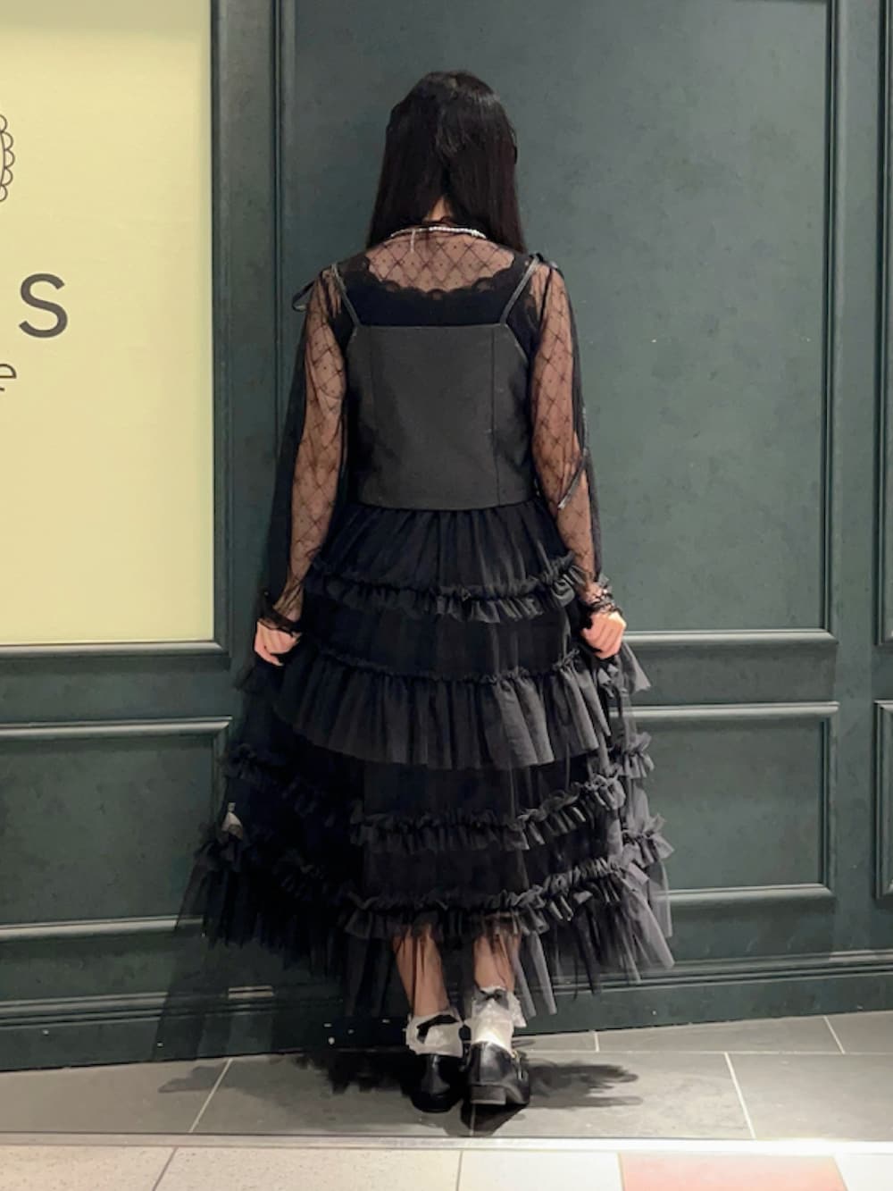 「低身長、axes femme、黒、黒コーデ、チュールスカート、レイヤードスタイル、秋っぽコーデ更新中」|「axes femmeのフリルチュールティアードスカート(スカート、ブラック系)」を使った、ぁゅゅさん(レディース・154cm)の秋コーディネートの2枚目の写真