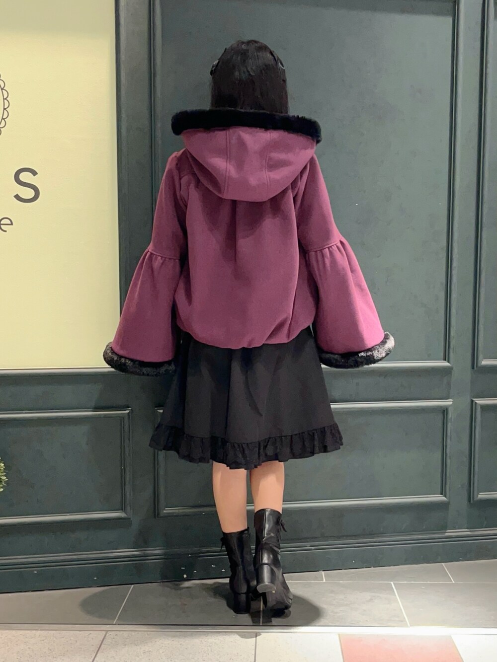 「axes femme、axes femme POETIQUE、コート、アウター、冬コーデ、パープル、紫、ベルスリーブ、ショートコート」｜「axes femme POETIQUEのベルスリーブフード付コート（その他アウター、パープル系）」を使った、ぁゅゅさん（レディース・154cm）の秋コーディネートの3枚目の写真