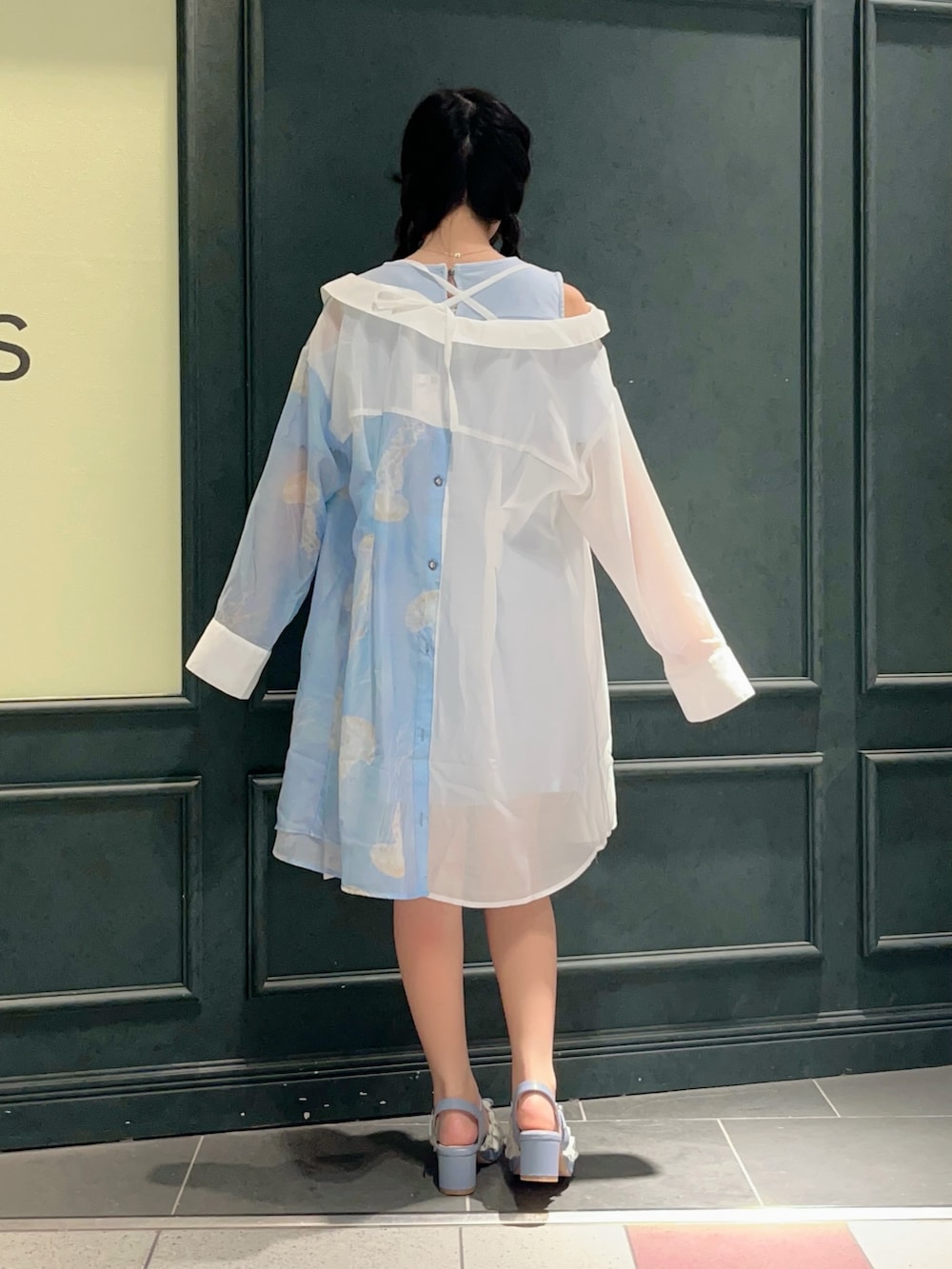 「axes femme POETIQUE、シアー、シアートップス、シアーシャツ、クラゲ、海コーデ、海、オフショルワンピース、低身長、夏、夏コーデ、夏ファッション、水族館、おでかけコーデ」|「axes femme POETIQUEの硫化染めカットミニOP(ワンピース、ブルー系)」を使った、ぁゅゅさん(レディース・154cm)の夏コーディネートの3枚目の写真