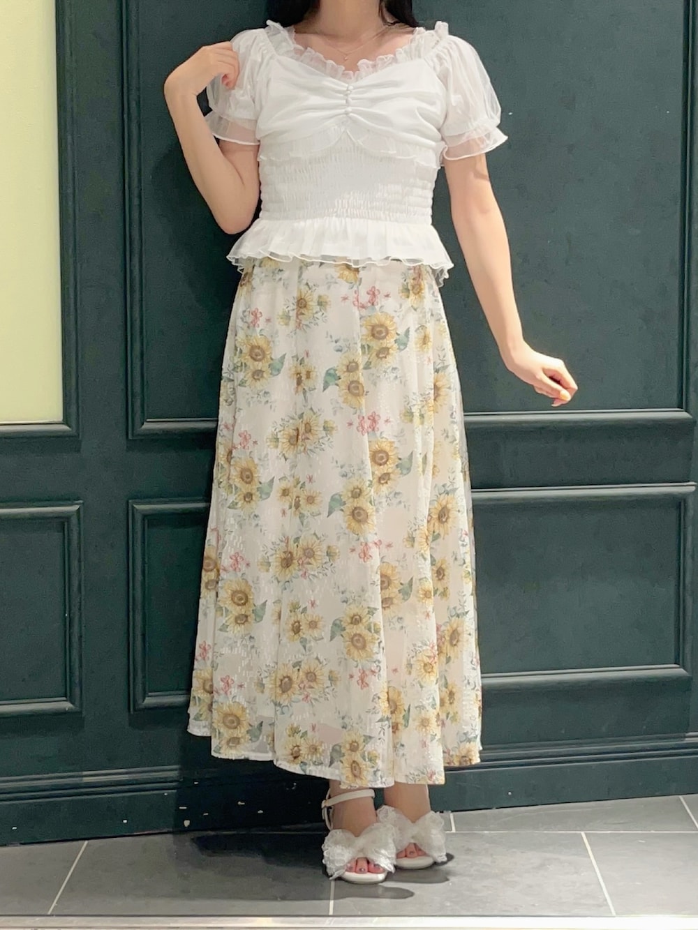 「axes femme、夏、夏コーデ、低身長、低身長コーデ、ひまわり柄、ひまわり、花柄、花柄スカート、スカートスタイル、スカート、チュールトップス、チュール、オフショル、サンダル」｜「axes femmeの合皮×雑材バイカラーバッグ（かごバッグ、ブラウン系）」を使った、ぁゅゅさん（レディース・154cm）の夏コーディネートの2枚目の写真