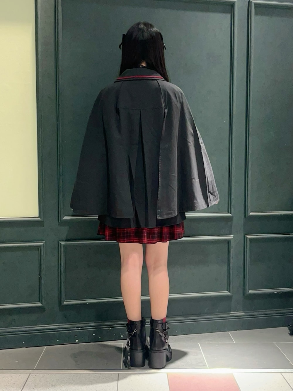 「NIBBLE POISON、ケープコート、axes femme、黒、秋服準備はじめました、秋冬、秋冬コーデ、ダーク、地雷、チェック、赤チェック、ミニスカート、低身長、低身長コーデ、レディースファッション」｜「NIBBLE POISONのクロス刺繍ケープコート（その他アウター、ブラック系）」を使った、ぁゅゅさん（レディース・154cm）の秋コーディネートの3枚目の写真