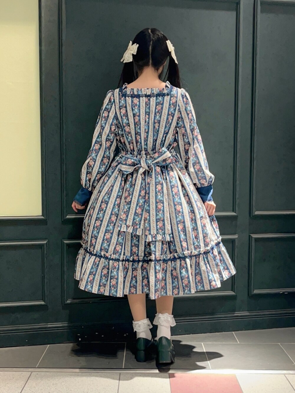 「axes femme、axes femme kawaii、ロリータファッション、ロリータ、ロリータコーデ、パニエ、花柄、花柄ワンピース、おでかけコーデ、ワンピース、ワンピーススタイル」｜「axes femme kawaiiのストライプローズ柄ワンピース（ワンピース、ブルー系）」を使った、ぁゅゅさん（レディース・154cm）の冬コーディネートの2枚目の写真