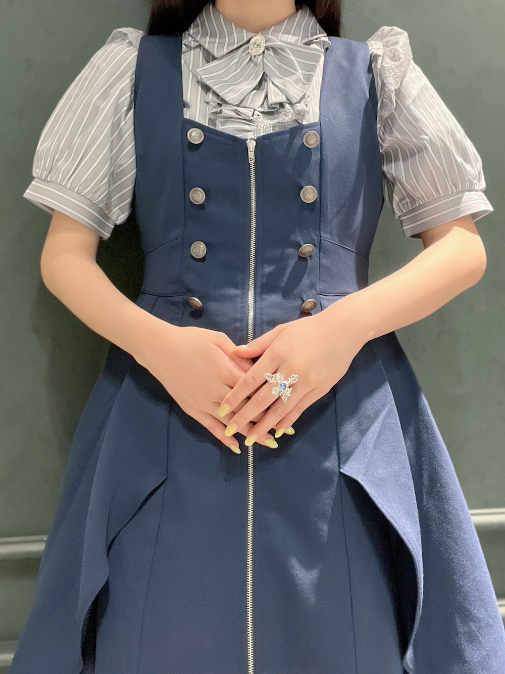 「axes femme POETIQUE、POETIQUE、ネイビー、ベスト、ミニ、ミニワンピ、ロングベスト、レースアップ、クラシカル、低身長、低身長コーデ、参戦服、ジャボブラウス、指輪」|「axes femme POETIQUEのジャボブローチ付ブラウス(シャツ/ブラウス、グレー系)」を使った、ぁゅゅさん(レディース・154cm)の夏コーディネートの5枚目の写真