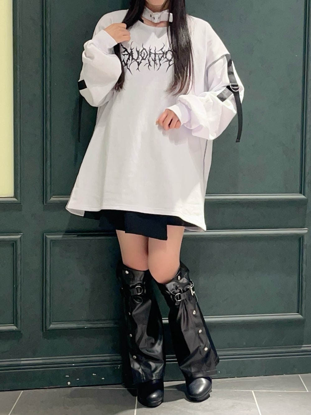 「axes femme、Fickle Bebe、低身長、モノトーン、サブカル、白黒、お出かけコーデ、モノトーンコーデ、低身長コーデ」｜「axes femme POETIQUEのチョーカー風ビックプル（Tシャツ/カットソー、ホワイト系）」を使った、ぁゅゅさん（レディース・154cm）の秋コーディネートの2枚目の写真