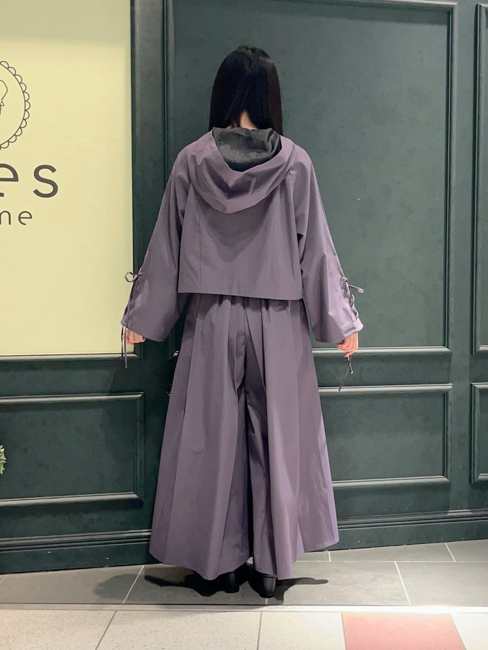 「axes femme、axes femme POETIQUE、パープル、パープルコーデ、モード、モード系、袴、袴パンツ」｜「axes femme POETIQUEのフーディーショートブルゾン（ブルゾン、パープル系）」を使った、ぁゅゅさん（レディース・154cm）の冬コーディネートの4枚目の写真