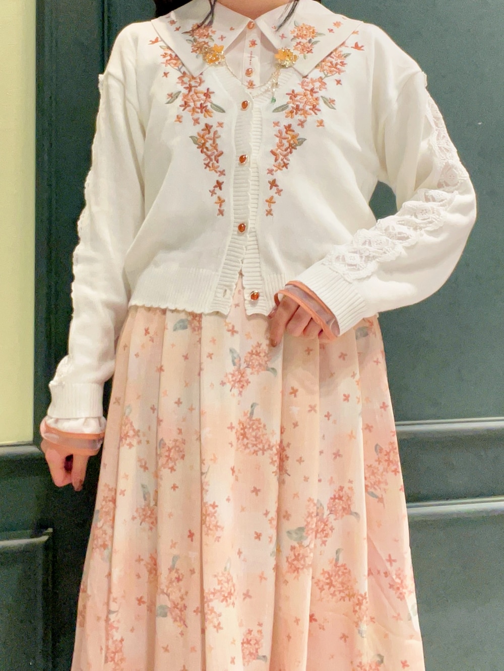 「axes femme、秋、秋コーデ、秋のコーデ、秋服、金木犀、キンモクセイ、花柄、花柄スカート、レディースファッション、初秋コーデ、おでかけコーデ、秋色、アクセサリー、秋服コーデ」｜「axes femmeの金木犀モチーフイヤリング（イヤリング、ゴールド系）」を使った、ぁゅゅさん（レディース・154cm）の秋コーディネートの5枚目の写真