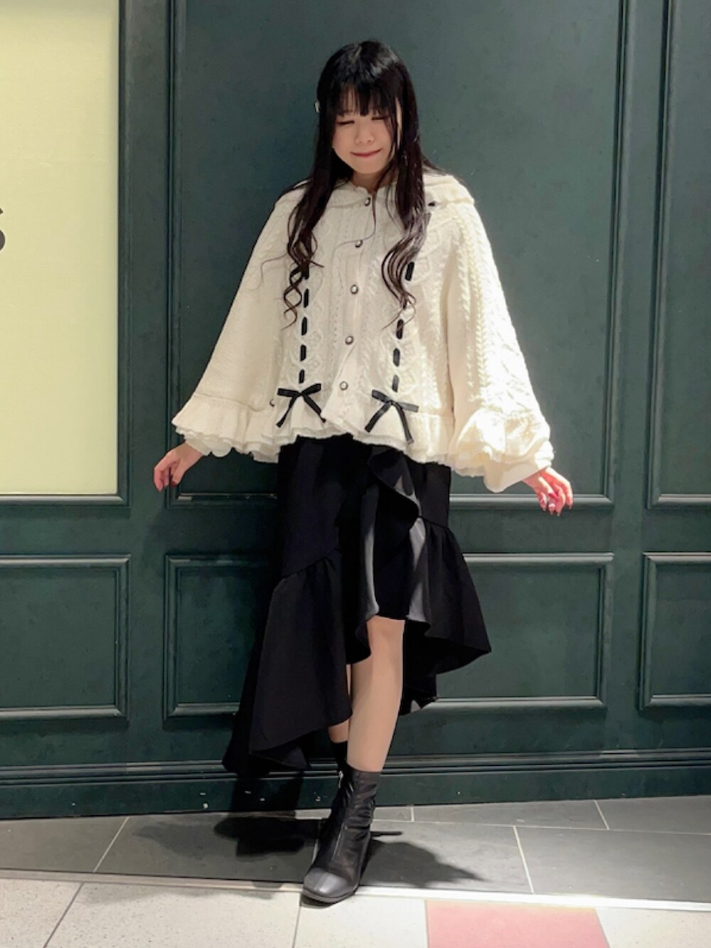 「axes femme POETIQUE、ボア、ニットケープ、ケープ、リボン、ガーリー、アウター」｜「axes femme POETIQUEのガーリー裏ボアニットケープ（ポンチョ、ホワイト系）」を使った、ぁゅゅさん（レディース・154cm）の秋コーディネートの2枚目の写真