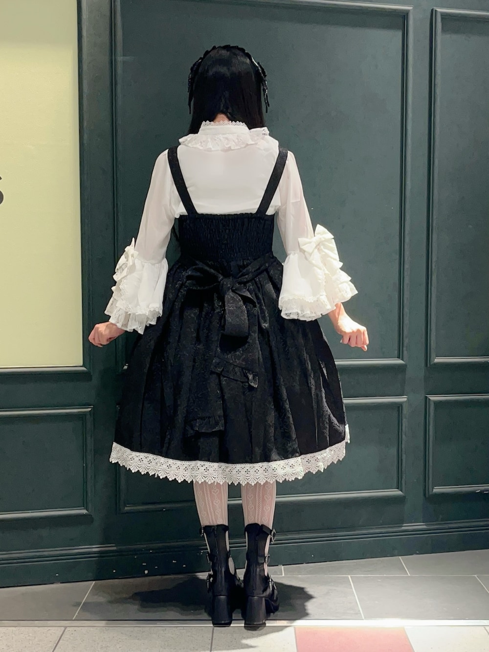 「Chalmiere、ハロウィン、ハロウィンコーデ、秋、秋コーデ、ロリータ、ゴシック、halloween、ジャガード、姫袖、ブラウス、モノトーン、モノトーンコーデ」｜「Chalmiereの４連バックルパンプス（パンプス、ブラック系）」を使った、ぁゅゅさん（レディース・154cm）の秋コーディネートの3枚目の写真