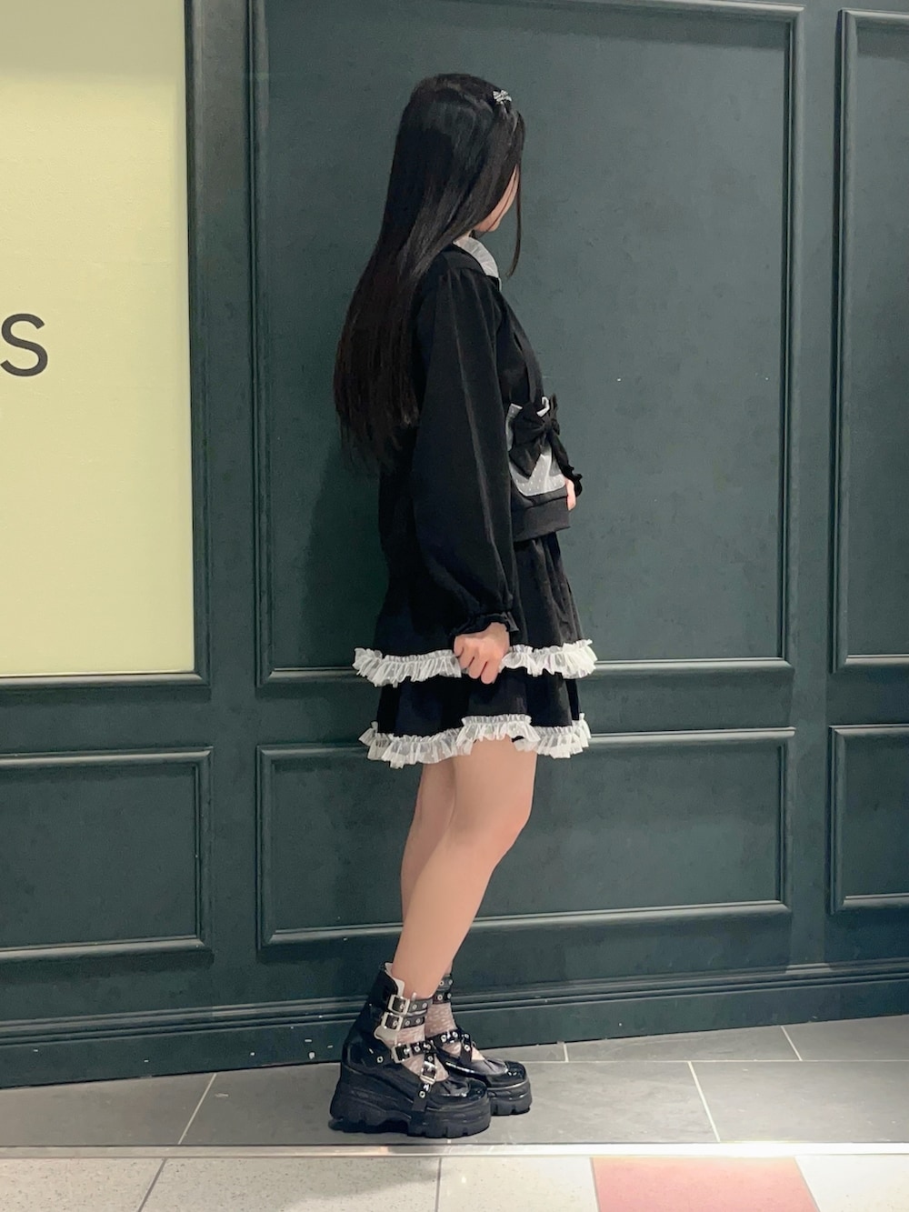 ホワイト系のキャミソール、ブラック系のカーディガン/ボレロ、ピンク系のその他パンツを着用したレディースの秋コーディネートの3枚目の写真