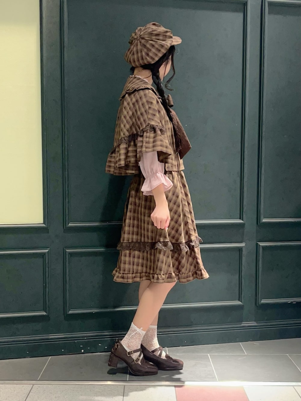 「axes femme POETIQUE、チェック、チェック柄、チェックスカート、秋、秋コーデ、秋のコーデ、秋服、秋服準備はじめました、探偵、ガーリー、おでかけ、レディースファッション、着回しコーデ、ケープ」|「axes femme POETIQUEのレース重ねリボンタイ付ケープ(ベスト、ブラウン系)」を使った、ぁゅゅさん(レディース・154cm)の夏コーディネートの3枚目の写真