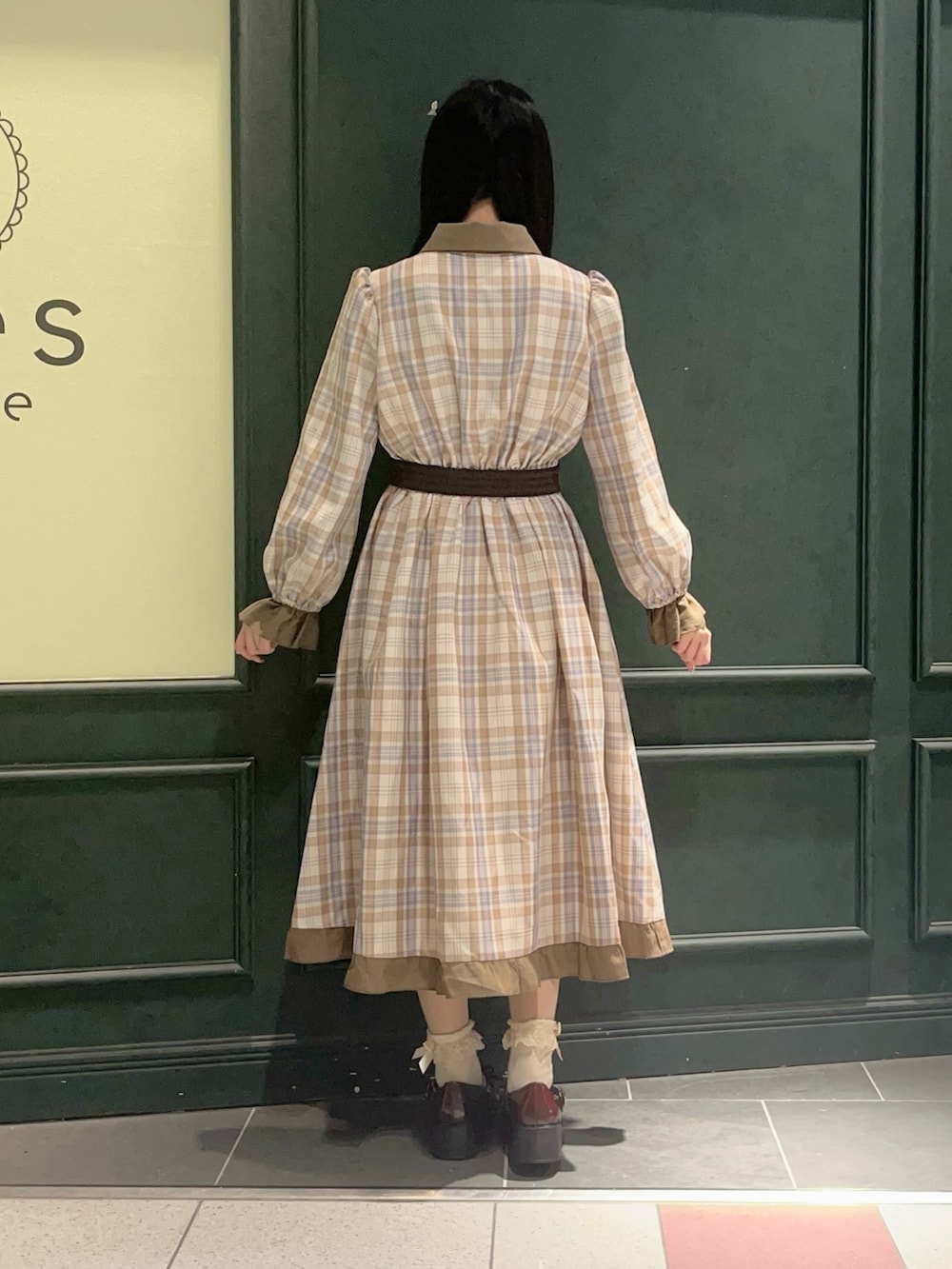 ホワイト系のニット/セーター、ベージュ系のワンピース、ブラウン系のローファーを着用したレディースの冬コーディネートの5枚目の写真