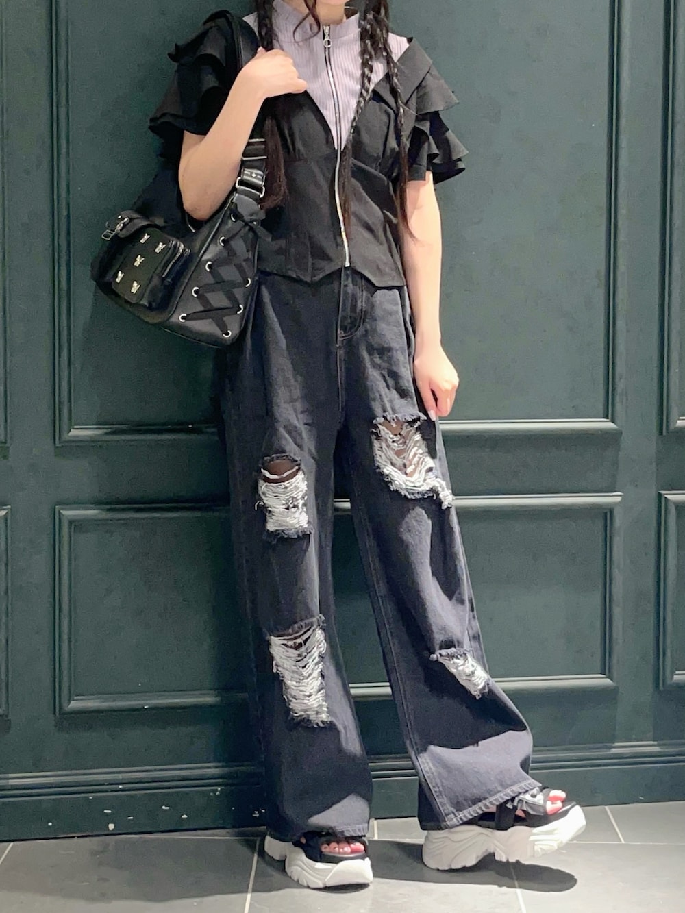 「axes femme、axes femme POETIQUE、黒、紫、デニム、デニムパンツ、サブカル、ダーク、ダークカラー、低身長、低身長コーデ、夏、ショルダーバッグ、パンツコーデ、ストリートコーデ」|「axes femme POETIQUEのレイヤードフレア袖シャツ(シャツ/ブラウス、ブラック系)」を使った、ぁゅゅさん(レディース・154cm)の春コーディネートの2枚目の写真