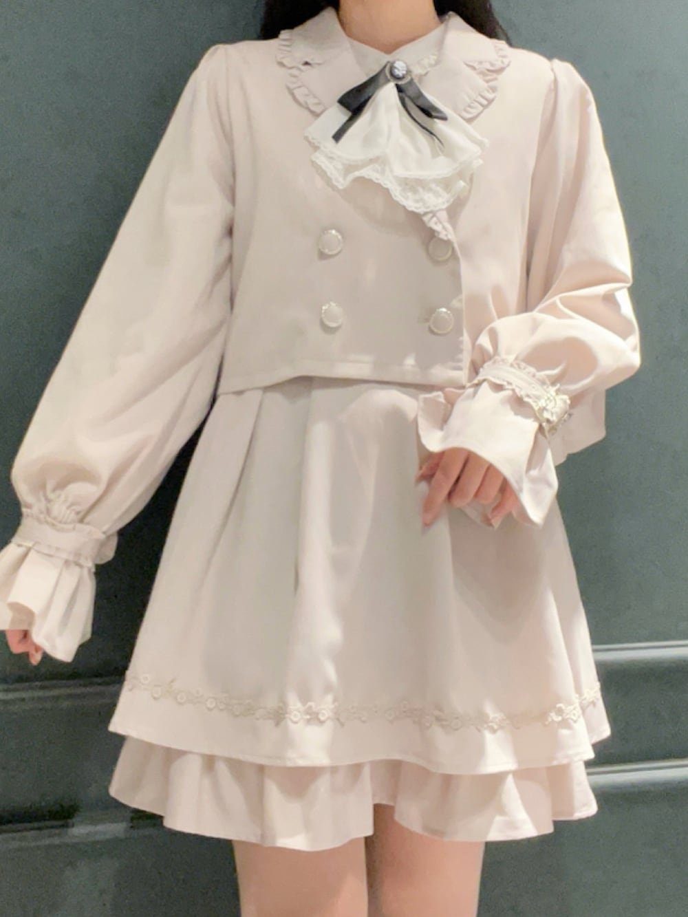 ホワイト系のテーラードジャケット、ホワイト系のシャツ/ブラウス、ホワイト系のスカートを着用したレディースの冬コーディネートの4枚目の写真