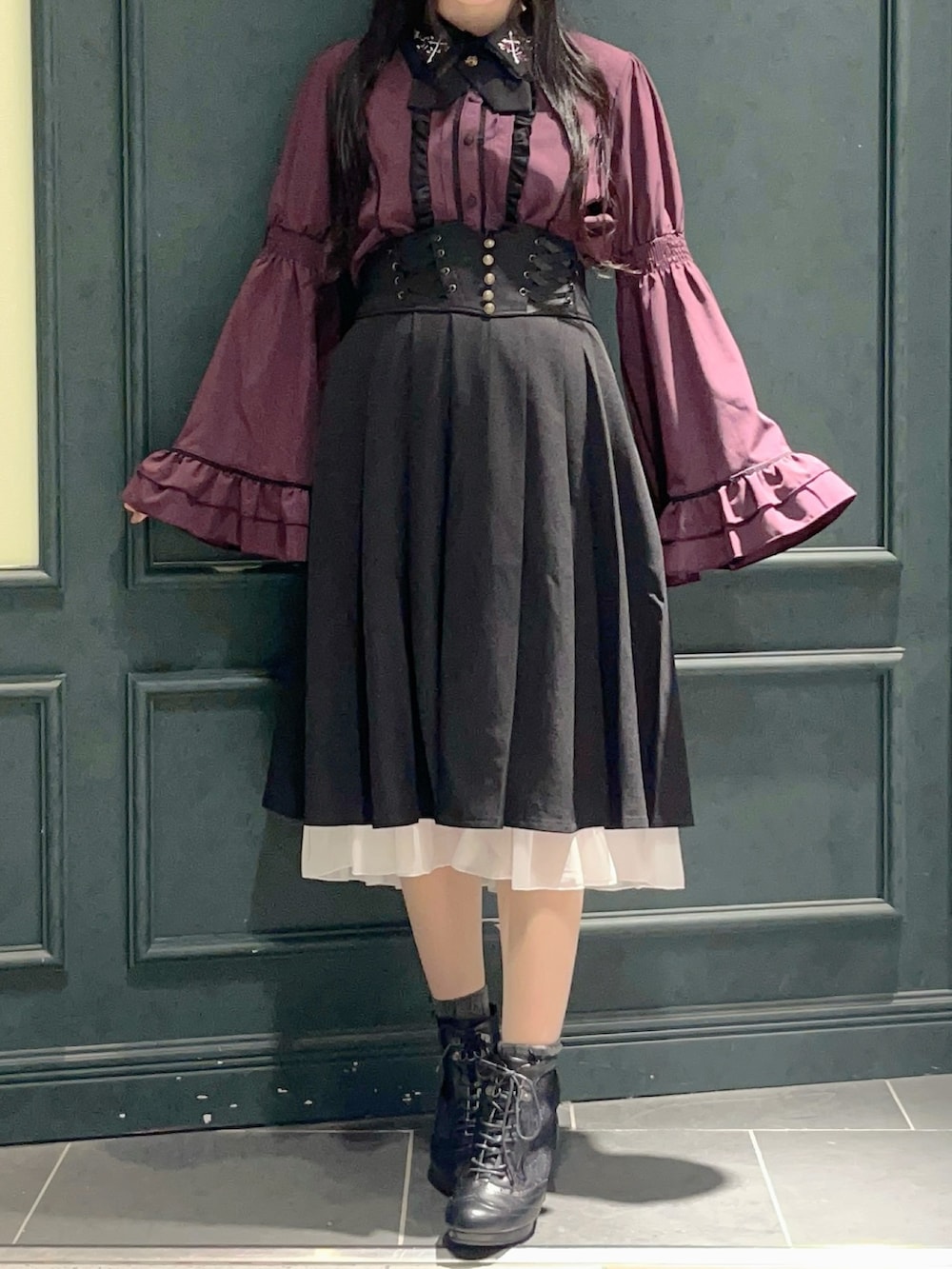 パープル系のシャツ/ブラウス、ブラック系のブーツ、ブラック系のショルダーバッグを着用したレディースの秋コーディネートの2枚目の写真