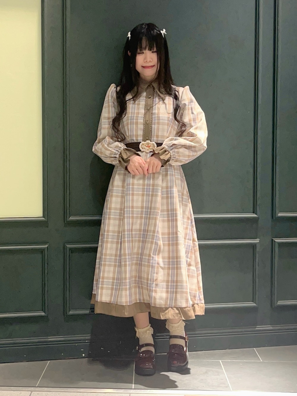 ホワイト系のニット/セーター、ベージュ系のワンピース、ブラウン系のローファーを着用したレディースの冬コーディネートの3枚目の写真