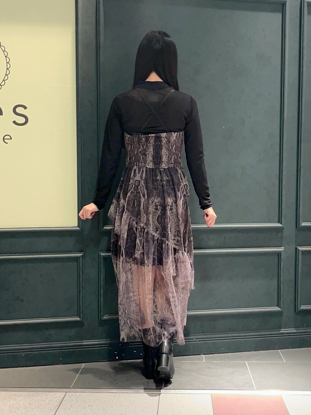 「axes femme、axes femme POETIQUE、スネーク柄、蛇柄、蛇、ダークトーンコーデ」｜「axes femme POETIQUEのスネークスケールチュールワンピース（ワンピース、ブラック系）」を使った、ぁゅゅさん（レディース・154cm）の冬コーディネートの4枚目の写真
