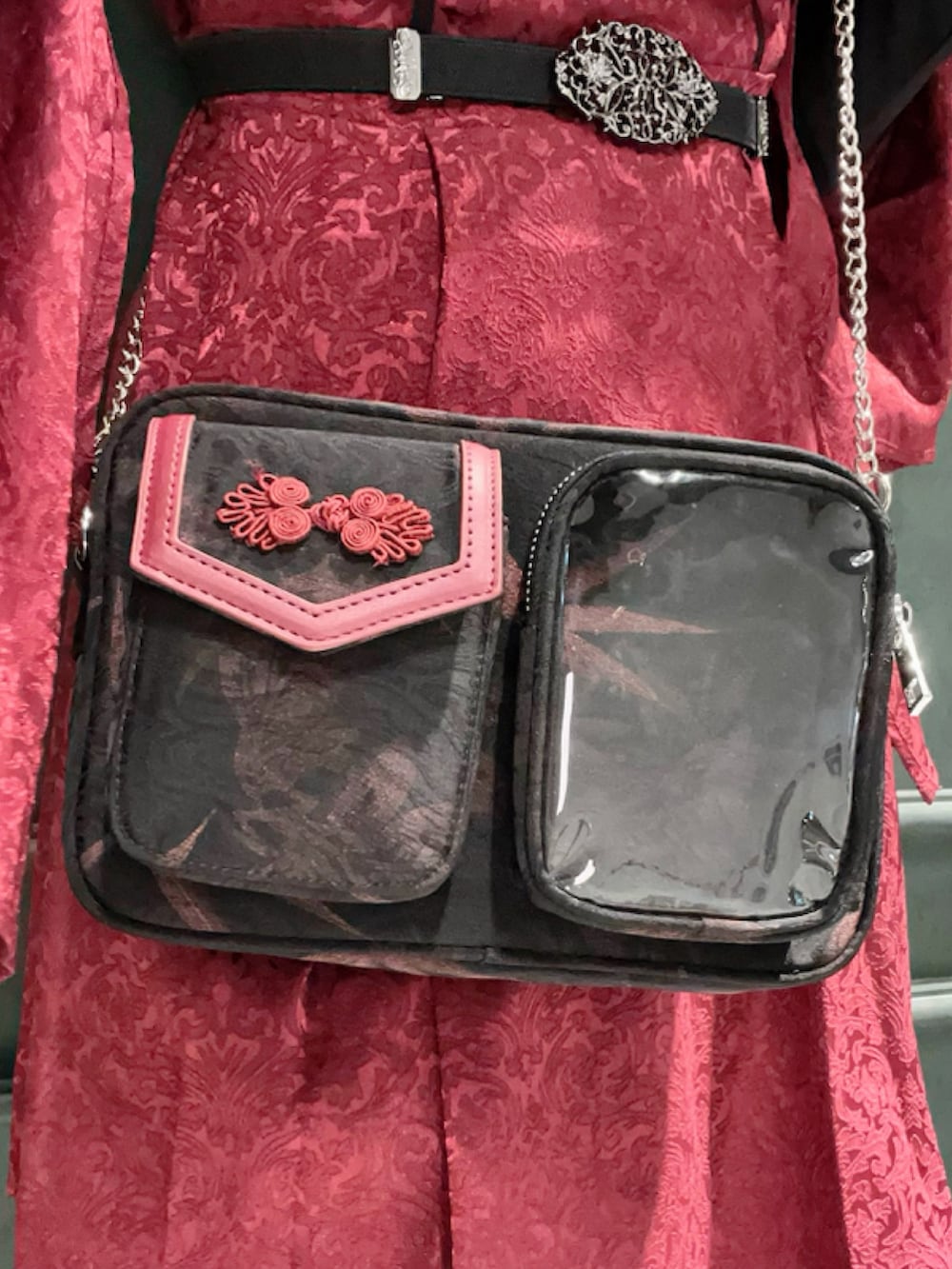 レッド系のブーツ、レッド系のワンピース、レッド系のショルダーバッグを着用したレディースの秋コーディネートの6枚目の写真