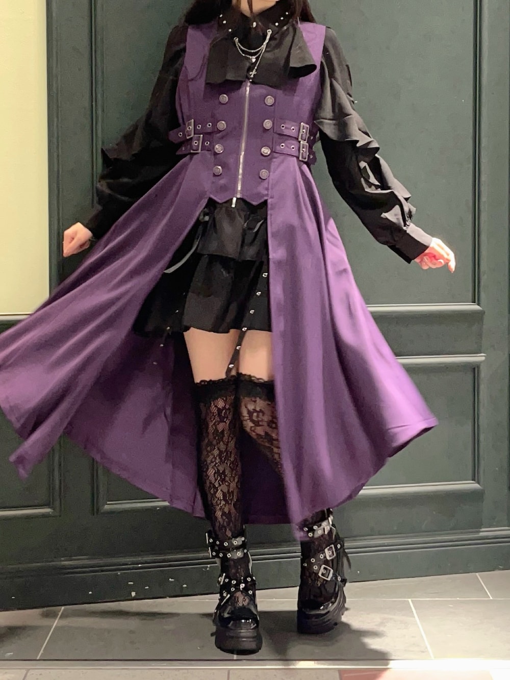 パープル系のベスト、ブラック系のシャツ/ブラウス、ブラック系のスカートを着用したレディースの秋コーディネートの3枚目の写真