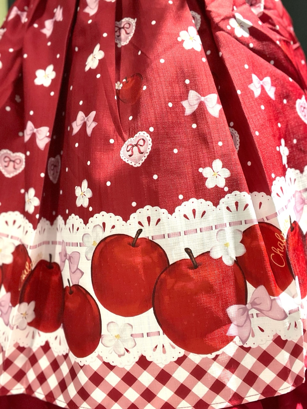 「Chalmiere、ロリータファッション、ロリータ、lolita、lolitafashion、フルーツ柄、リンゴ柄、りんご、低身長コーデ、低身長、ジャンスカ、ジャンスカコーデ、赤、レディースファッション、fashion」｜「Chalmiereのスクエア開きコットンブラウス（シャツ/ブラウス、レッド系）」を使った、ぁゅゅさん（レディース・154cm）の夏コーディネートの5枚目の写真