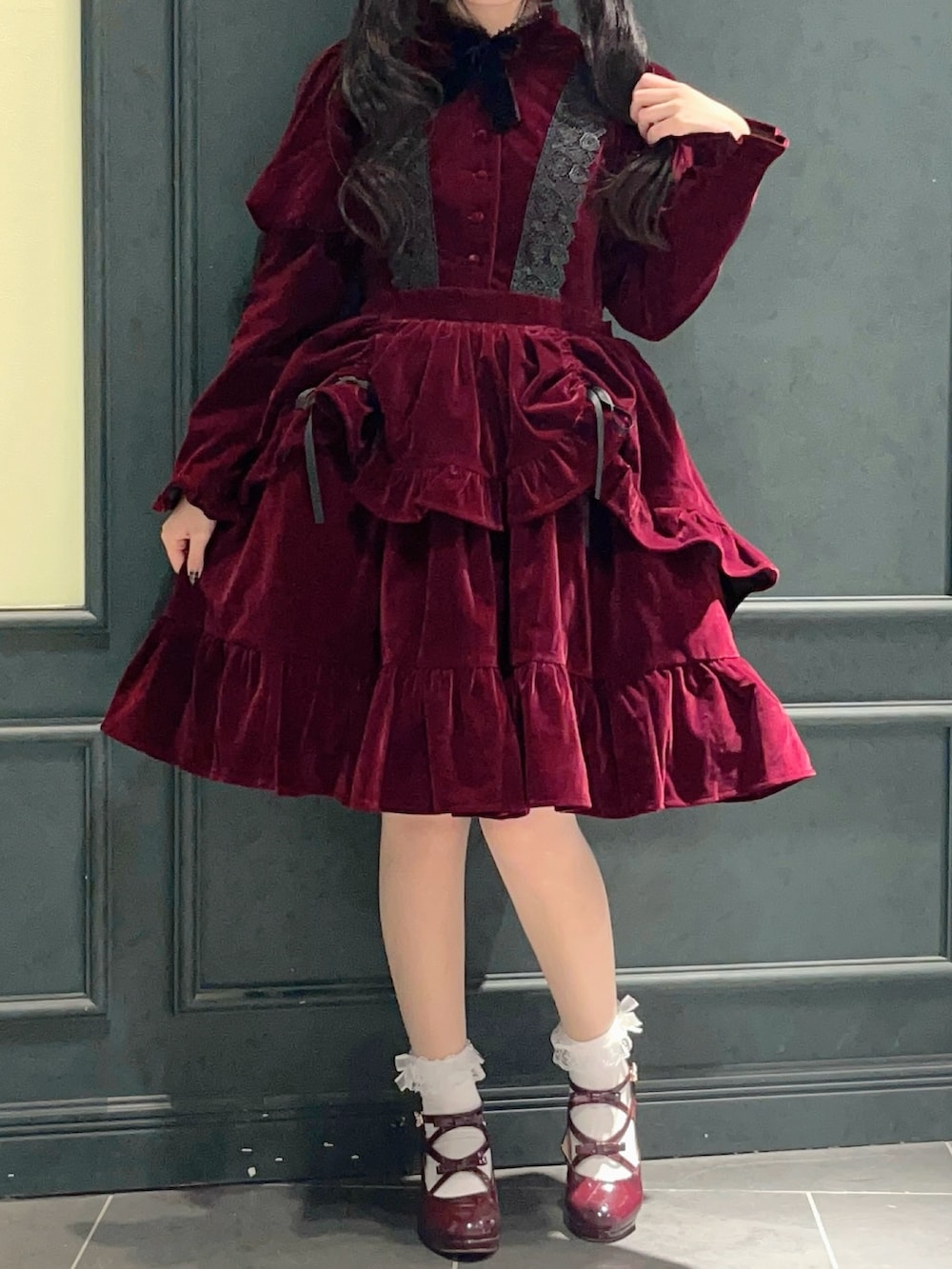 「axes femme、axes femme kawaii、ワインレッド、ワイン、ベルベット、ワンピース、低身長、冬コーデ、ロリータ」｜「axes femme kawaiiのベルベットドールワンピース（ワンピース、レッド系）」を使った、ぁゅゅさん（レディース・154cm）の秋コーディネートの2枚目の写真