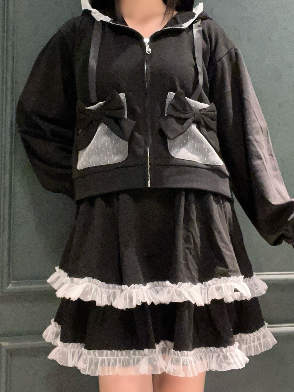 ホワイト系のキャミソール、ブラック系のカーディガン/ボレロ、ピンク系のその他パンツを着用したレディースの秋コーディネートの5枚目の写真